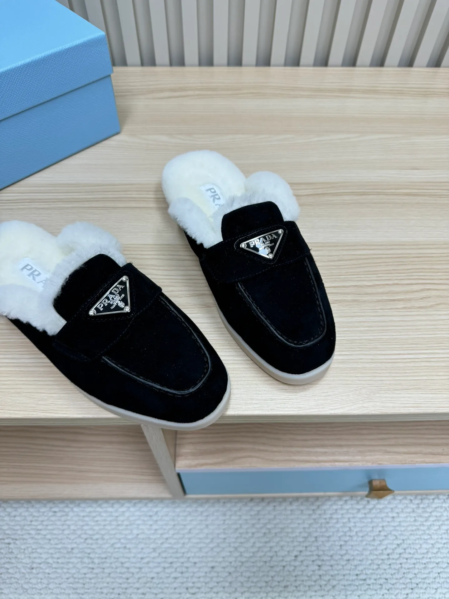 p560 🎉Prada toe-cap wool slippers, officially updated simultaneously, couple models are coming! 💑 Classic triangle buckle design, extremely fashionable. The all-wool lining and feet have excellent thermal insulation properties, allowing you to feel warm even in cold winter days. The comfortable TPU soles are extremely comfortable to wear, as if you are walking on the clouds. 😌 It is an excellent choice whether at home or out. Wear it with your significant other to show off your love and become the focus of street fashion. 💖This winter, let Prada toe-toe wool slippers accompany you, combining warmth and fashion. Come and get it now! 🛍️ Fabric: Imported frosted cowhide Lining: One-piece sheepskin imported from Australia Outsole: Original Tpu absorbent film outsole Female size: 35～41 (41 customized) Male size: 39～45 (45 customized)